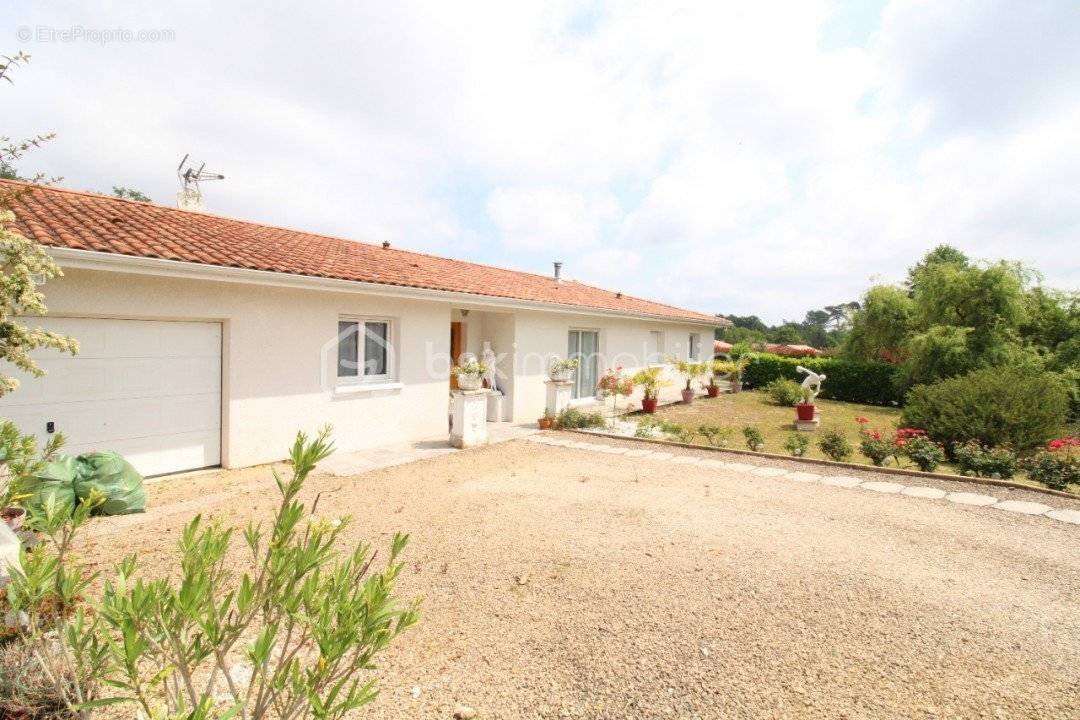 Maison à YGOS-SAINT-SATURNIN