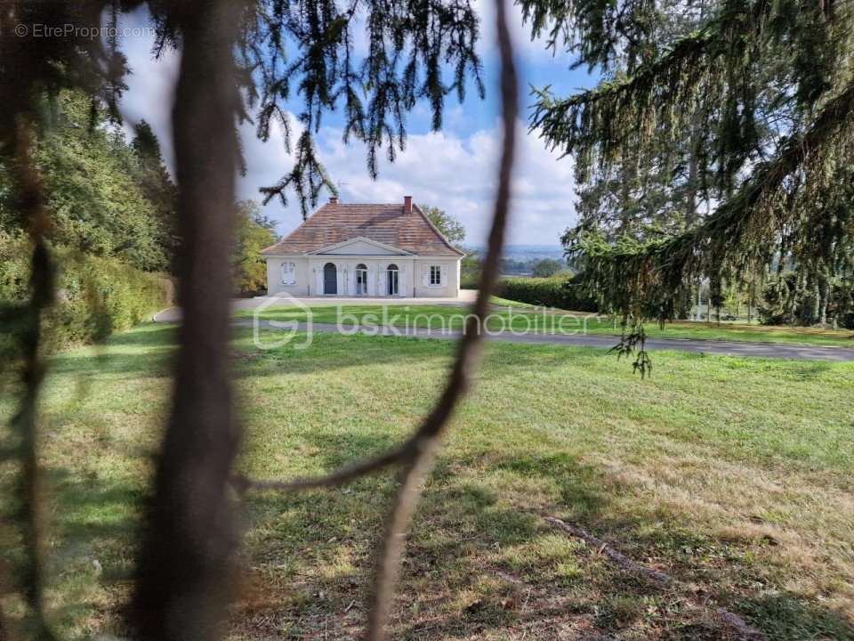 Maison à SAINT-REMY-EN-ROLLAT