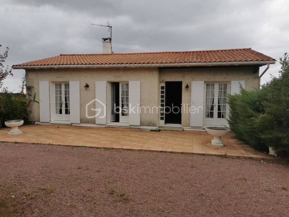 Maison à SAINT-CHRISTOPHE-DE-DOUBLE