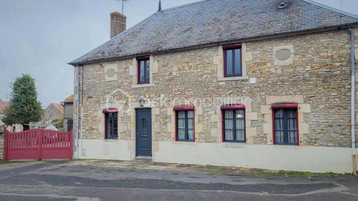 Maison à SAINT-PIERRE-LE-MOUTIER