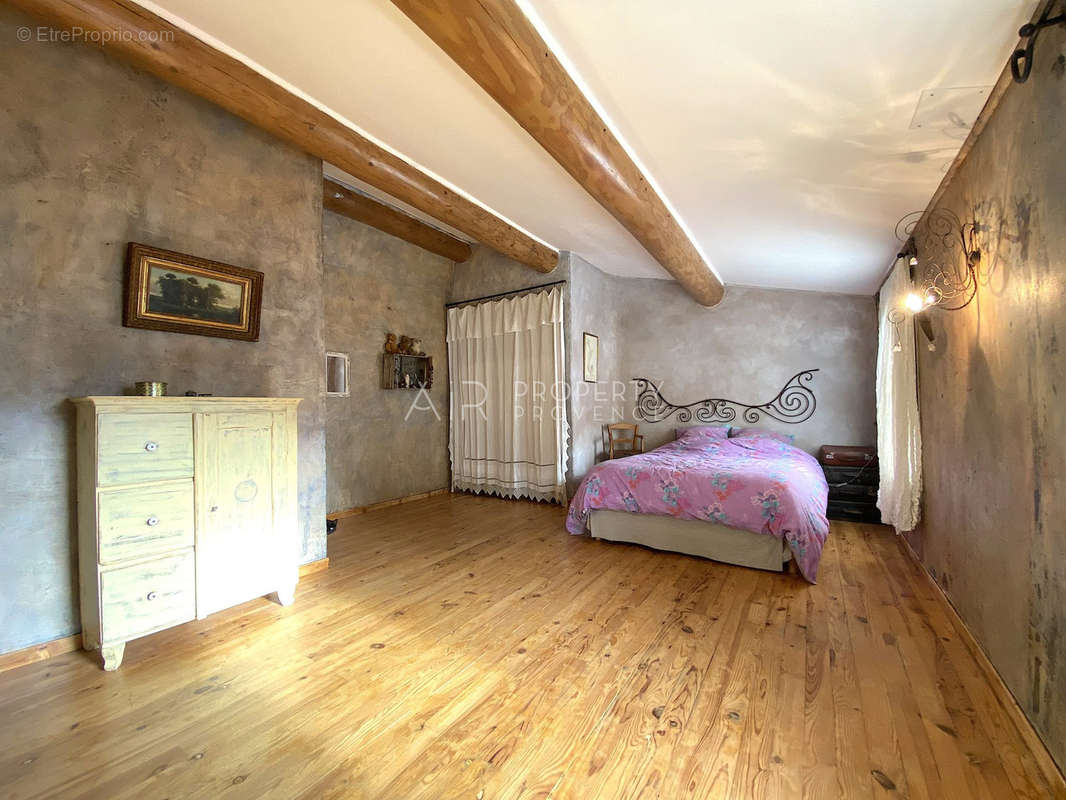 Salle de bain avec baignoire et douche - Maison à MERINDOL