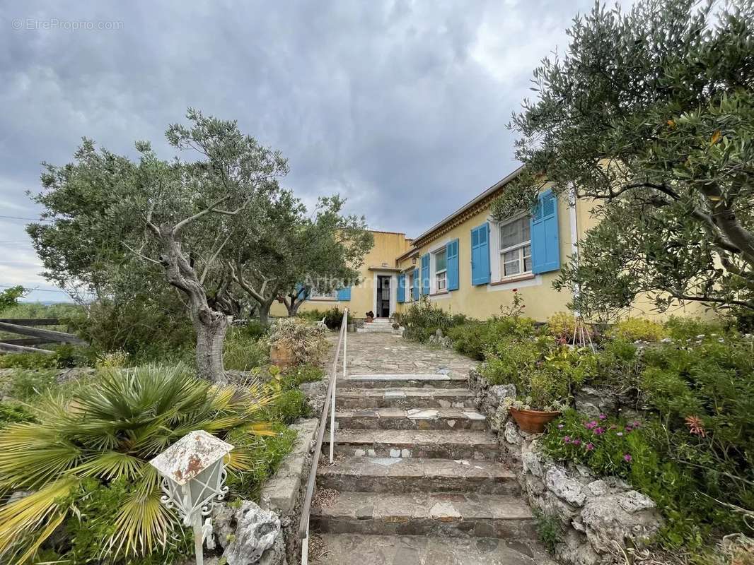 Maison à ROQUEBRUNE-SUR-ARGENS