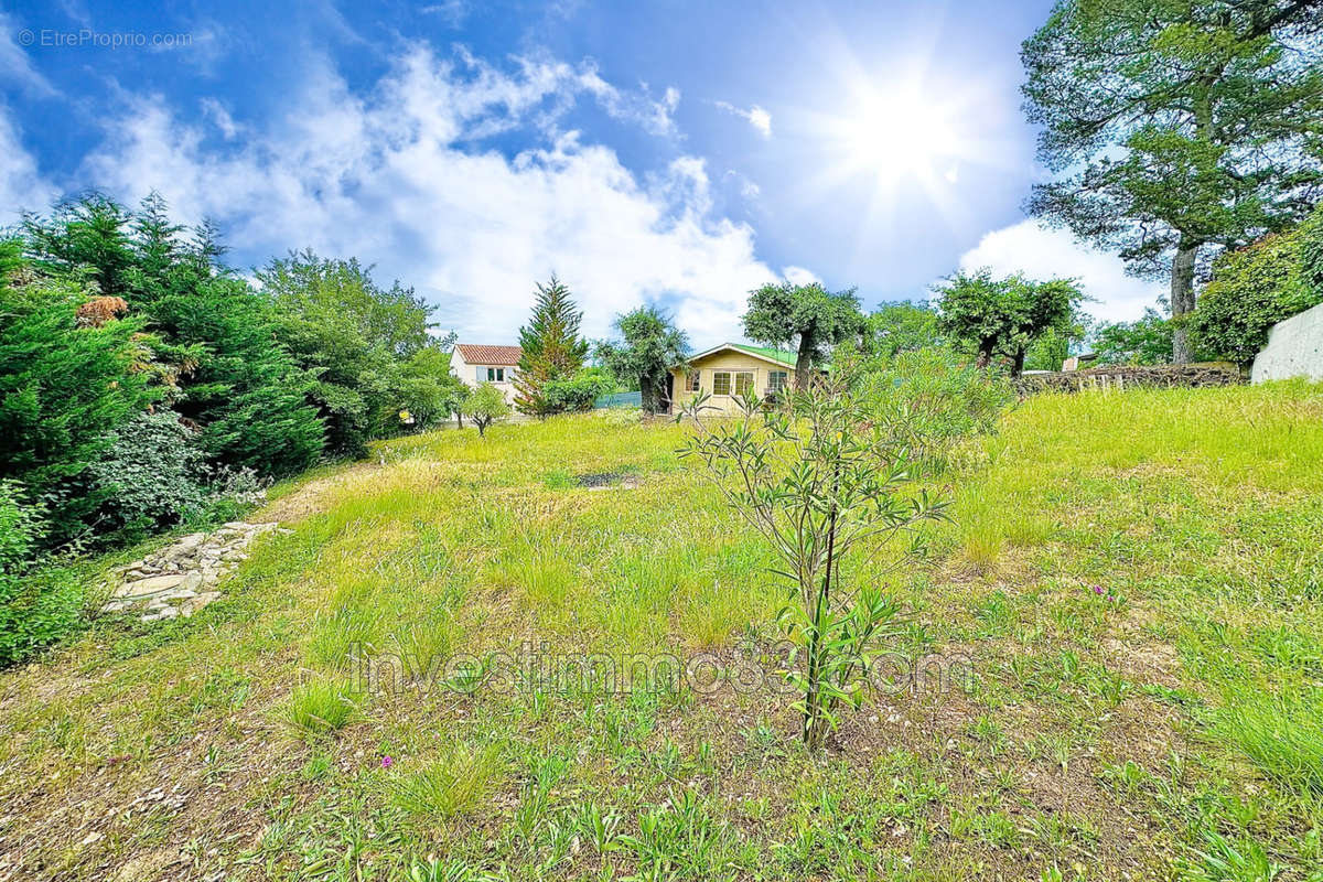 Terrain à GREASQUE