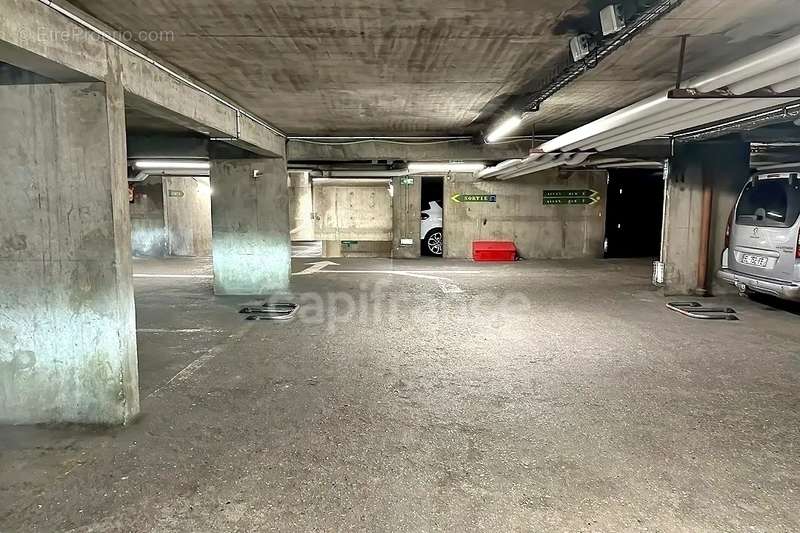 Parking à PARIS-20E