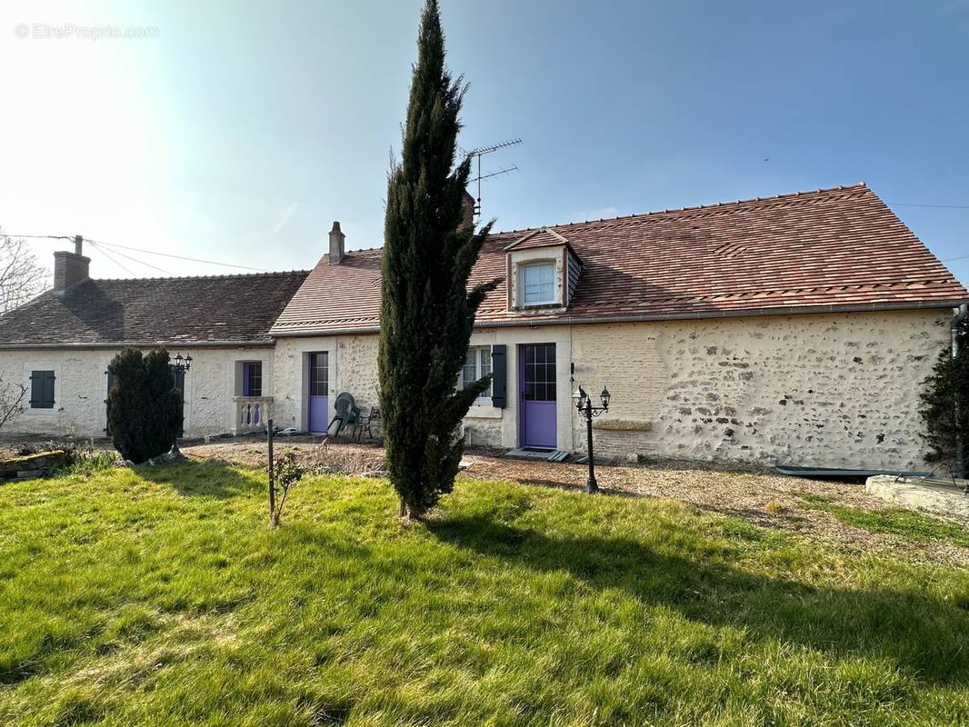 Longère à Saint Christophe en Boucherie, vue de la cour - Maison à SAINT-CHRISTOPHE-EN-BOUCHERIE