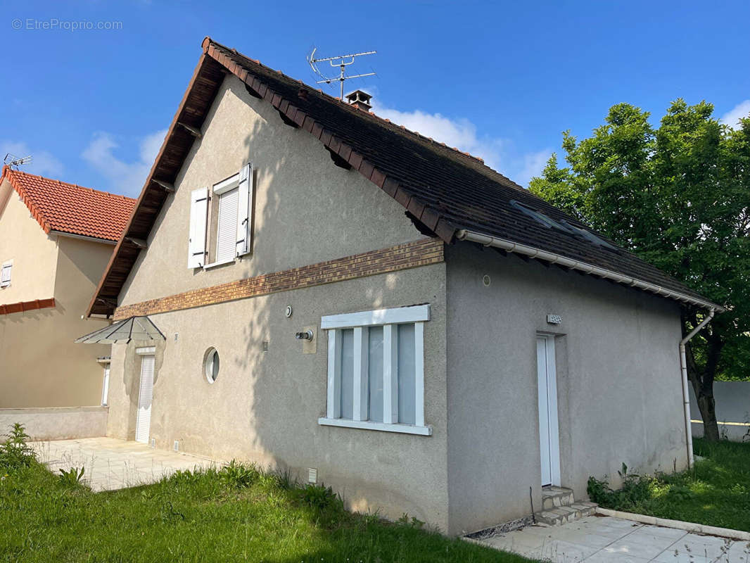 Maison à SAINTE-GENEVIEVE-DES-BOIS