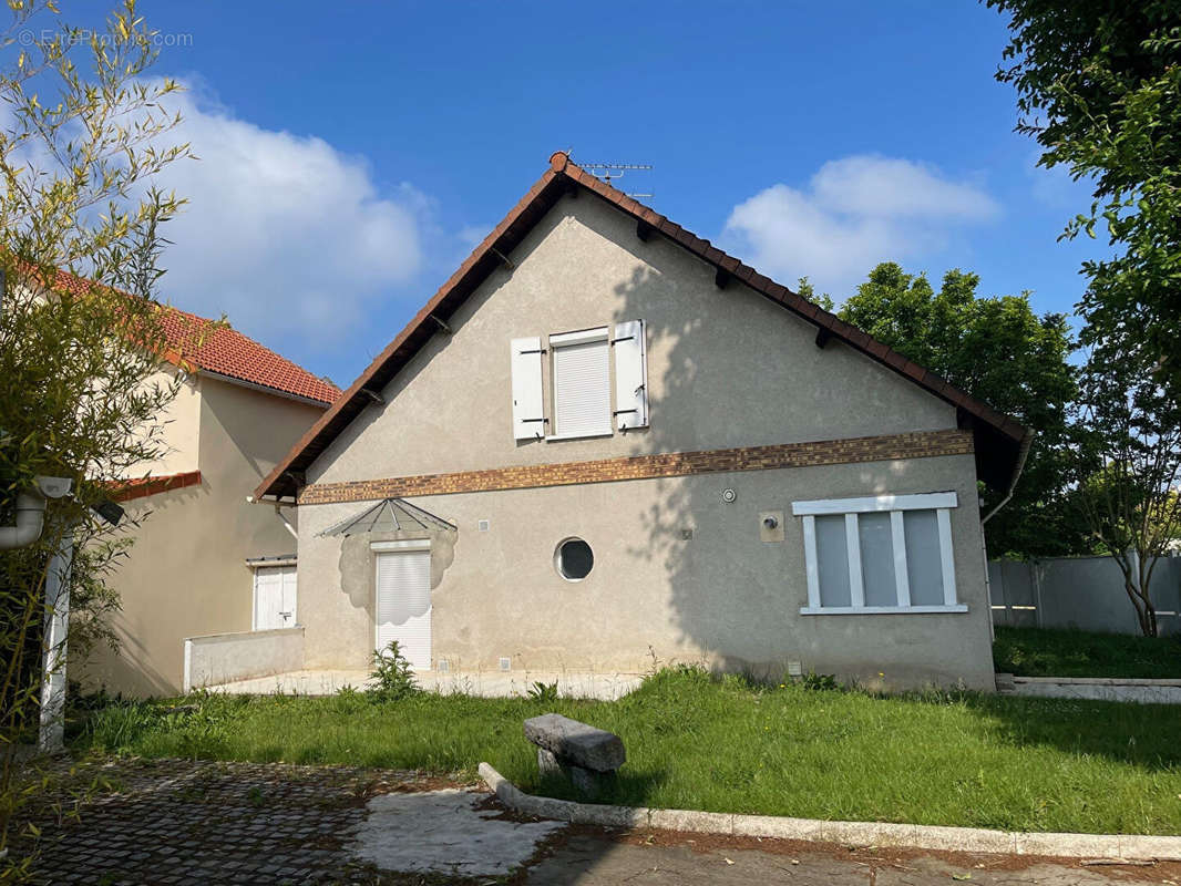 Maison à SAINTE-GENEVIEVE-DES-BOIS