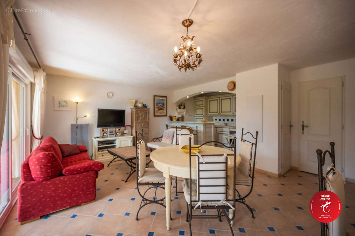 Appartement à ROQUEBRUNE-SUR-ARGENS