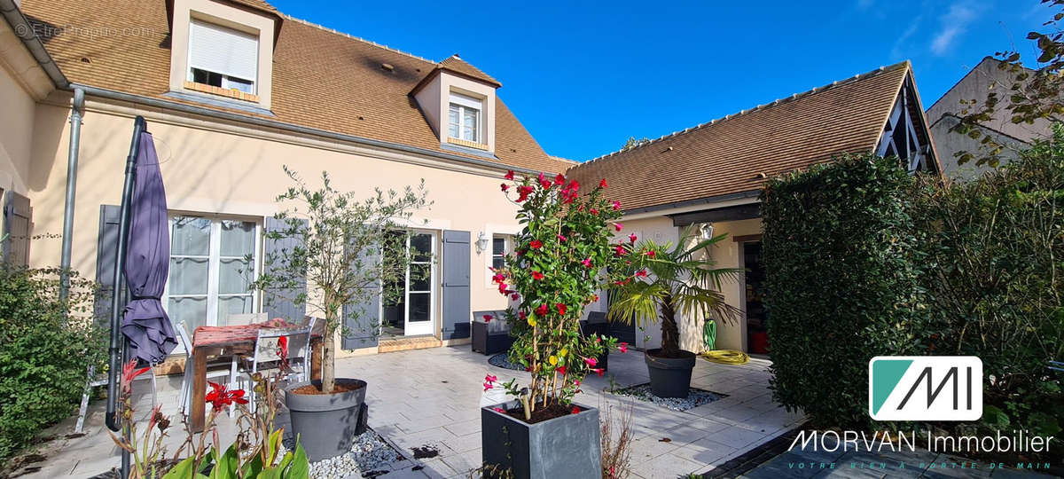 Maison à LA CELLE-LES-BORDES