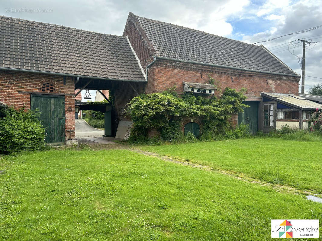 vue hangar et entrée porche - Maison à WAVIGNIES