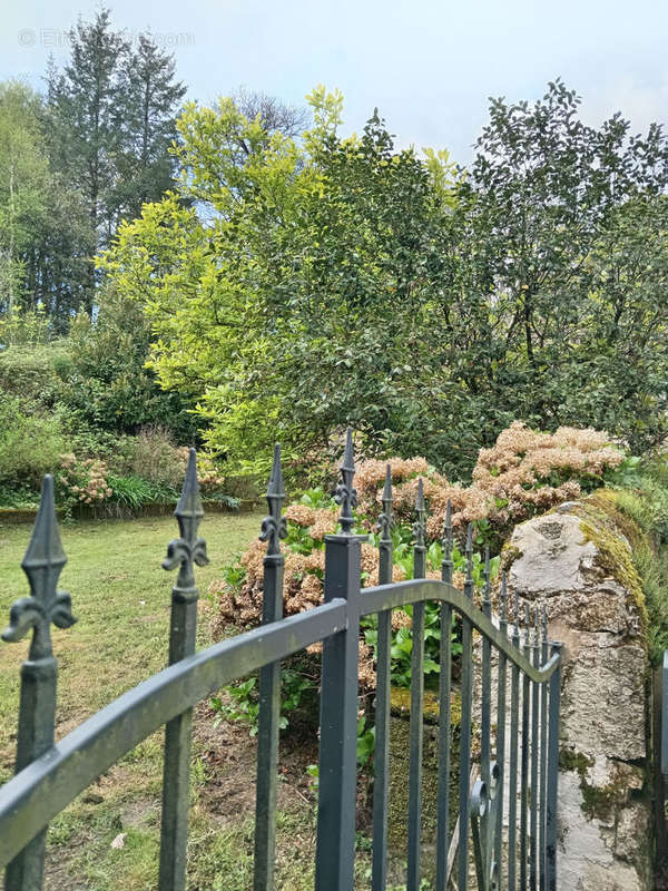 Maison à LA CHAPELLE-MONTBRANDEIX