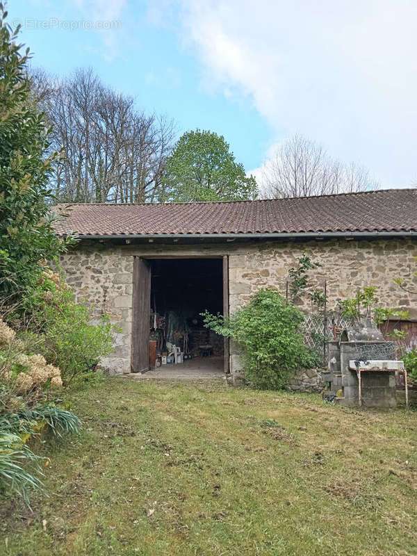 Maison à LA CHAPELLE-MONTBRANDEIX