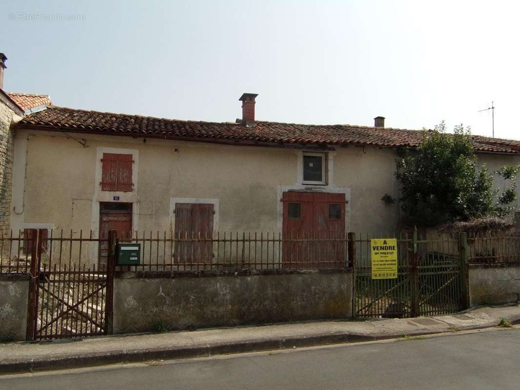 Maison à CHEF-BOUTONNE