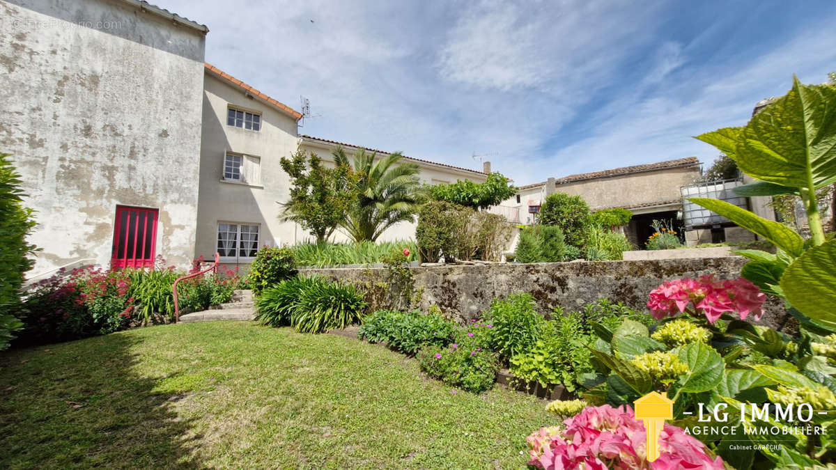 Maison à MORTAGNE-SUR-GIRONDE