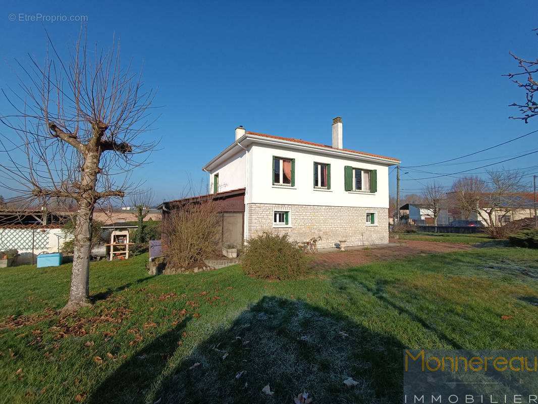 Maison à BAIGNES-SAINTE-RADEGONDE