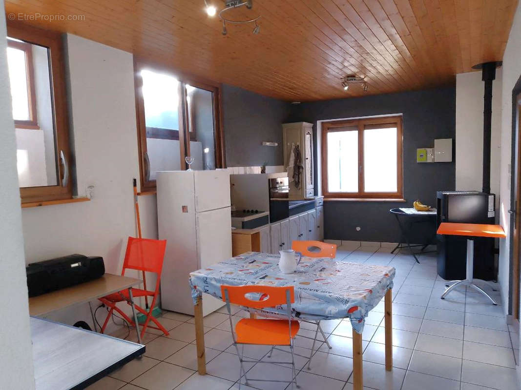 Appartement à CHAZELLES-SUR-LYON