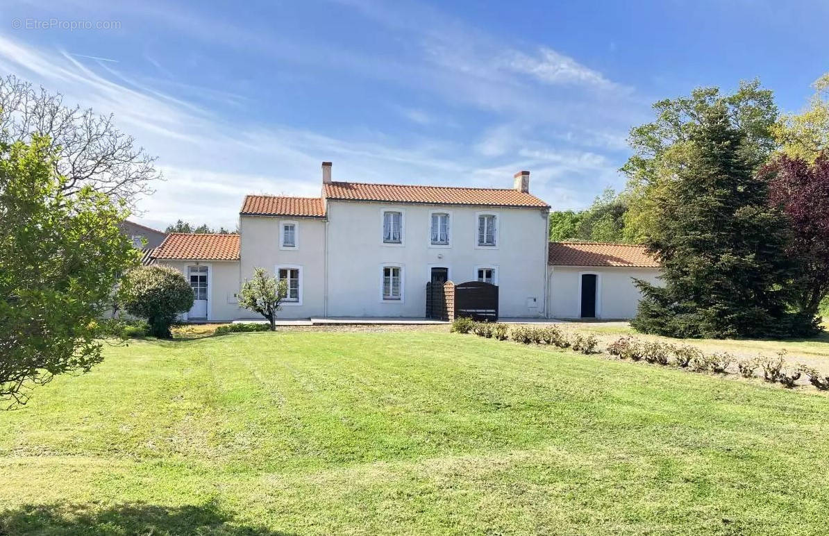 Maison à SAINT-HILAIRE-DE-CHALEONS