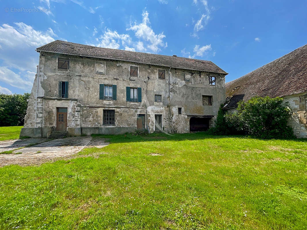 Maison à VALLANGOUJARD