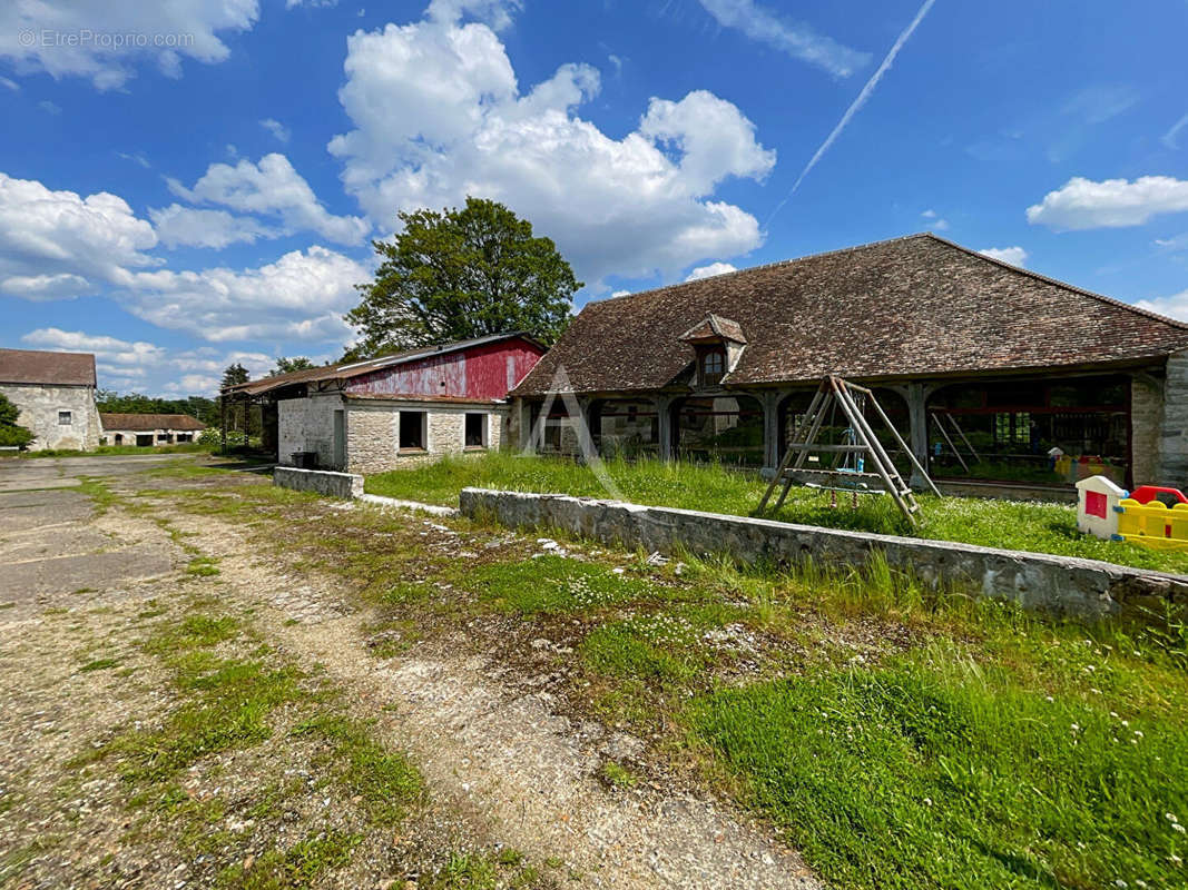 Maison à VALLANGOUJARD