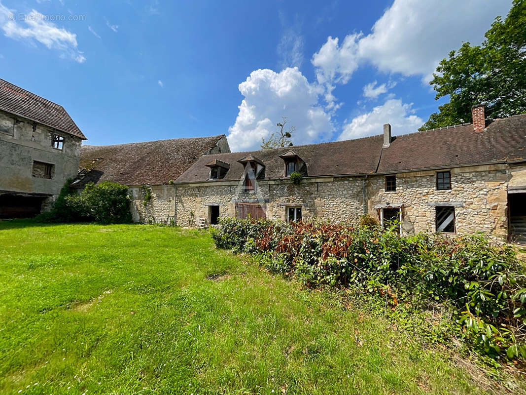 Maison à VALLANGOUJARD