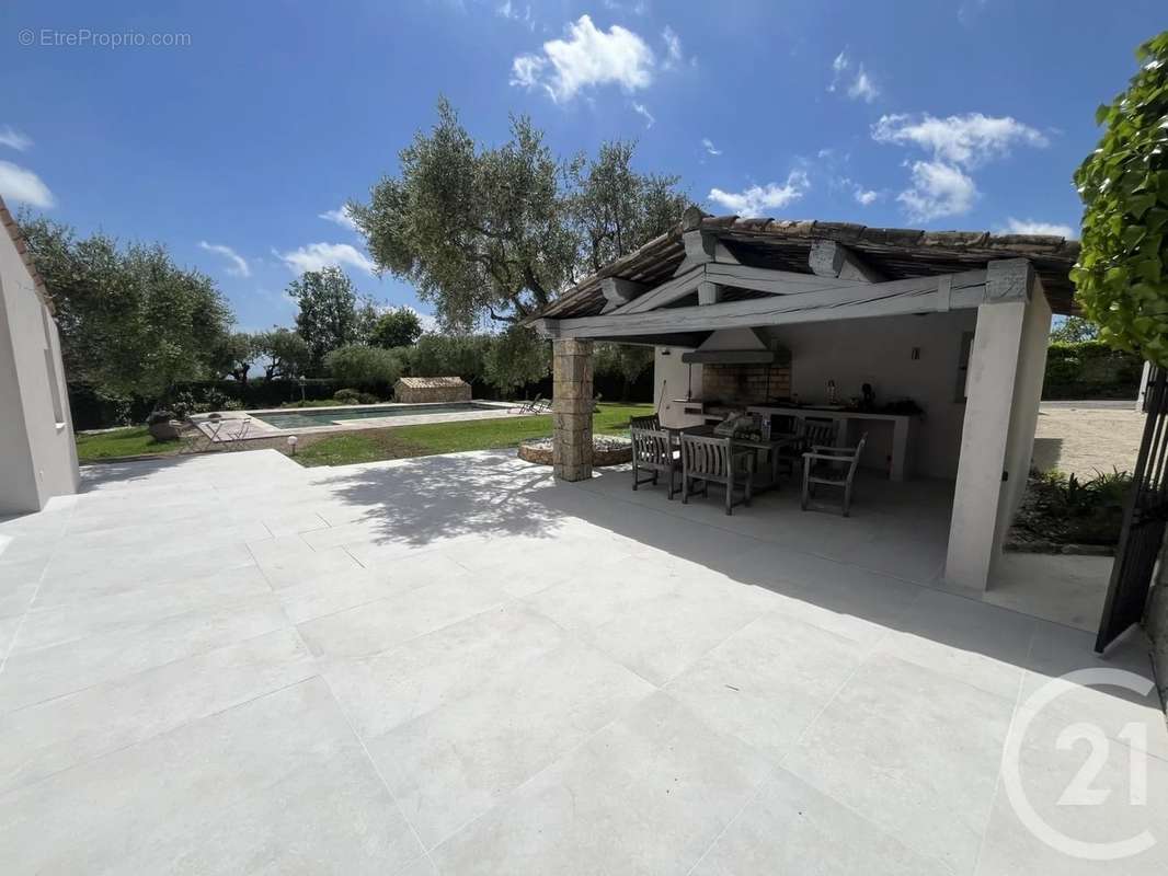 Maison à CHATEAUNEUF-GRASSE