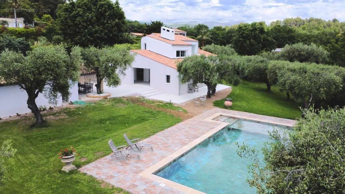 Maison à CHATEAUNEUF-GRASSE