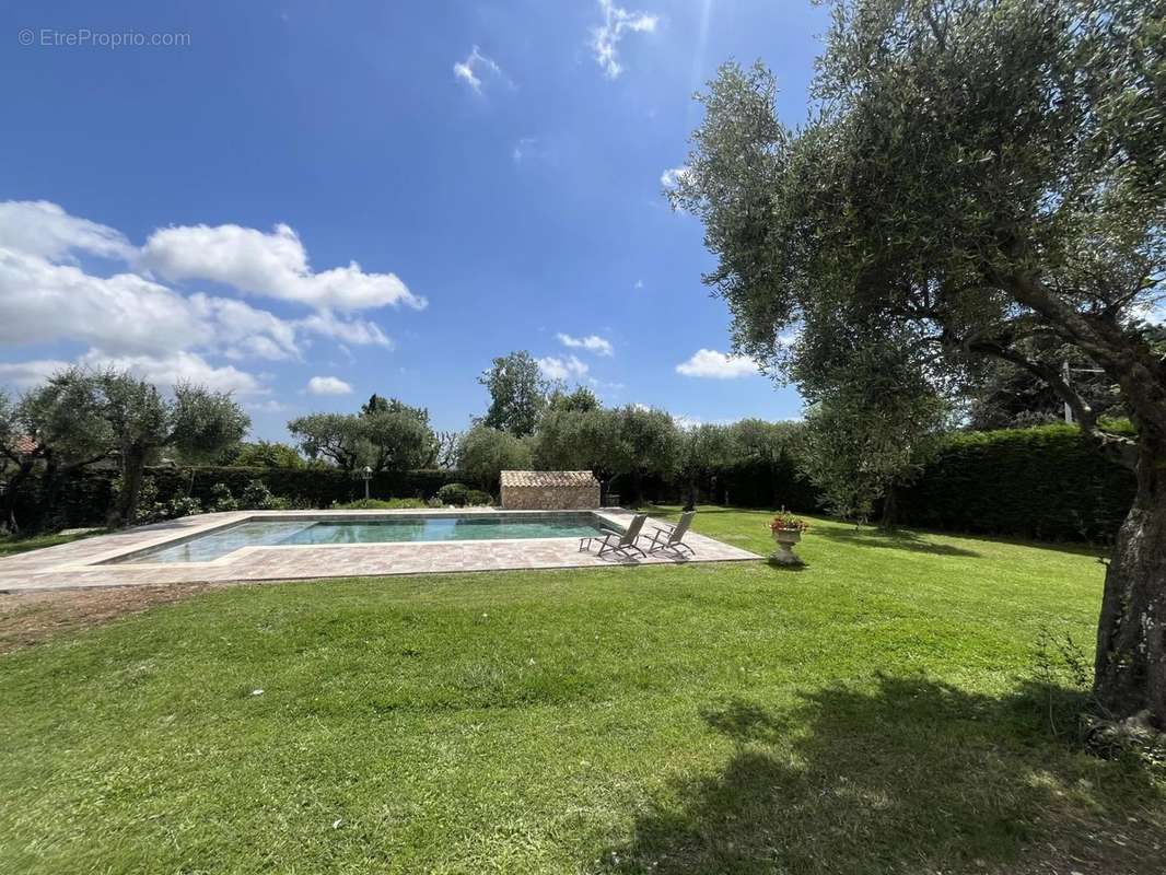 Maison à CHATEAUNEUF-GRASSE