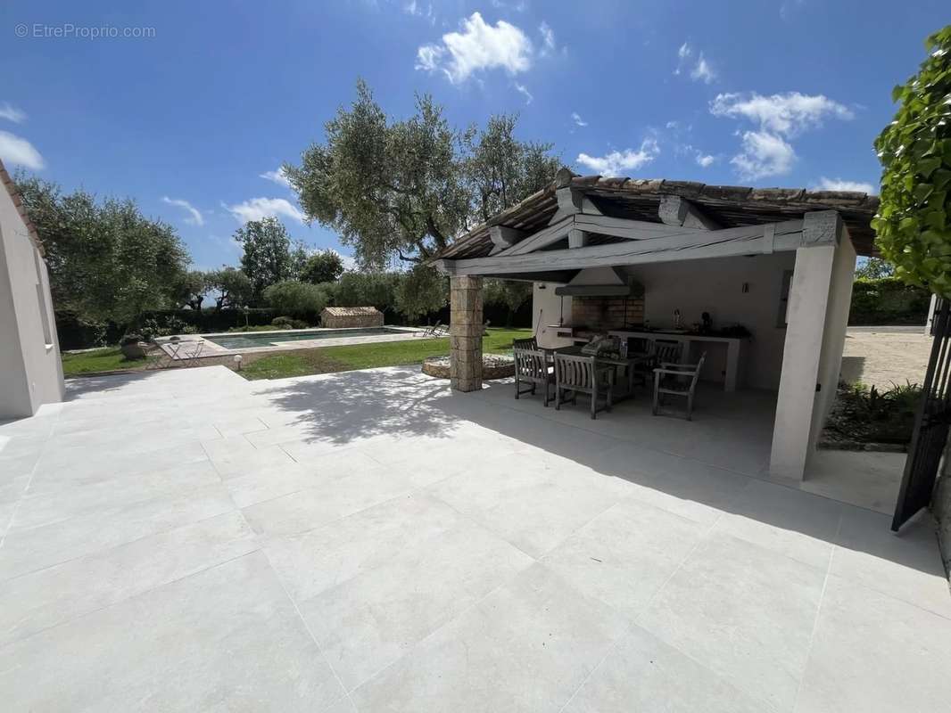 Maison à CHATEAUNEUF-GRASSE