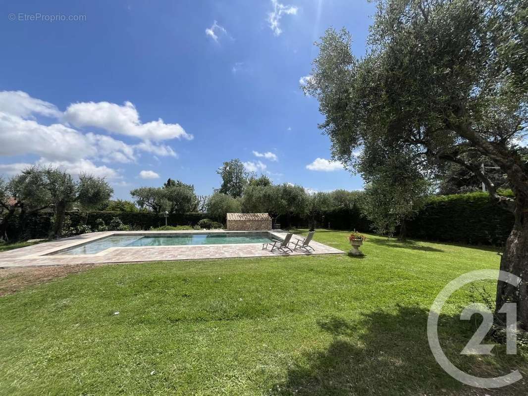 Maison à CHATEAUNEUF-GRASSE