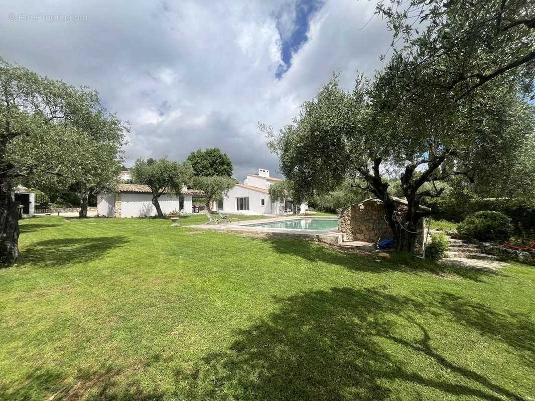 Maison à CHATEAUNEUF-GRASSE