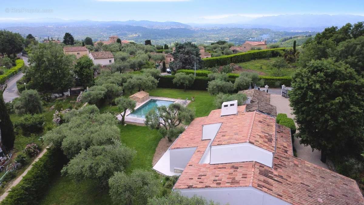 Maison à CHATEAUNEUF-GRASSE