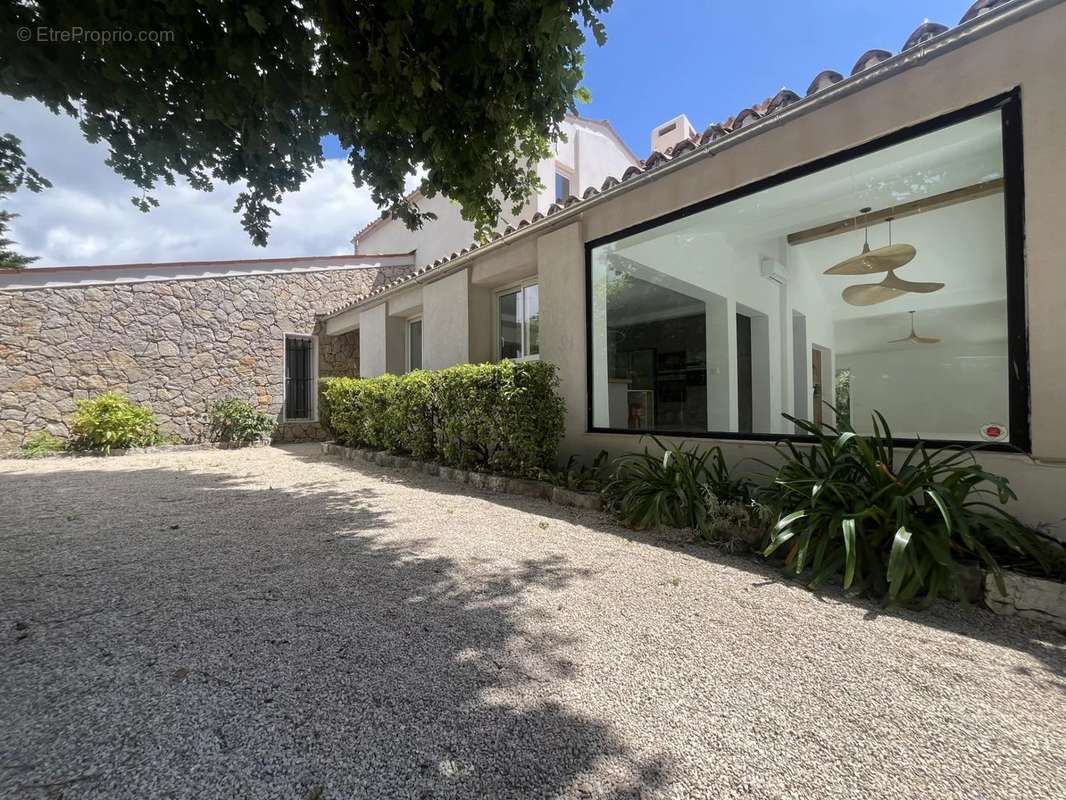 Maison à CHATEAUNEUF-GRASSE