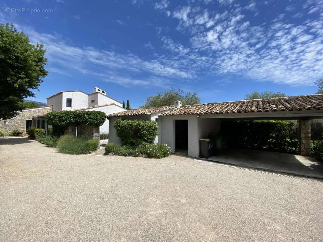 Maison à CHATEAUNEUF-GRASSE