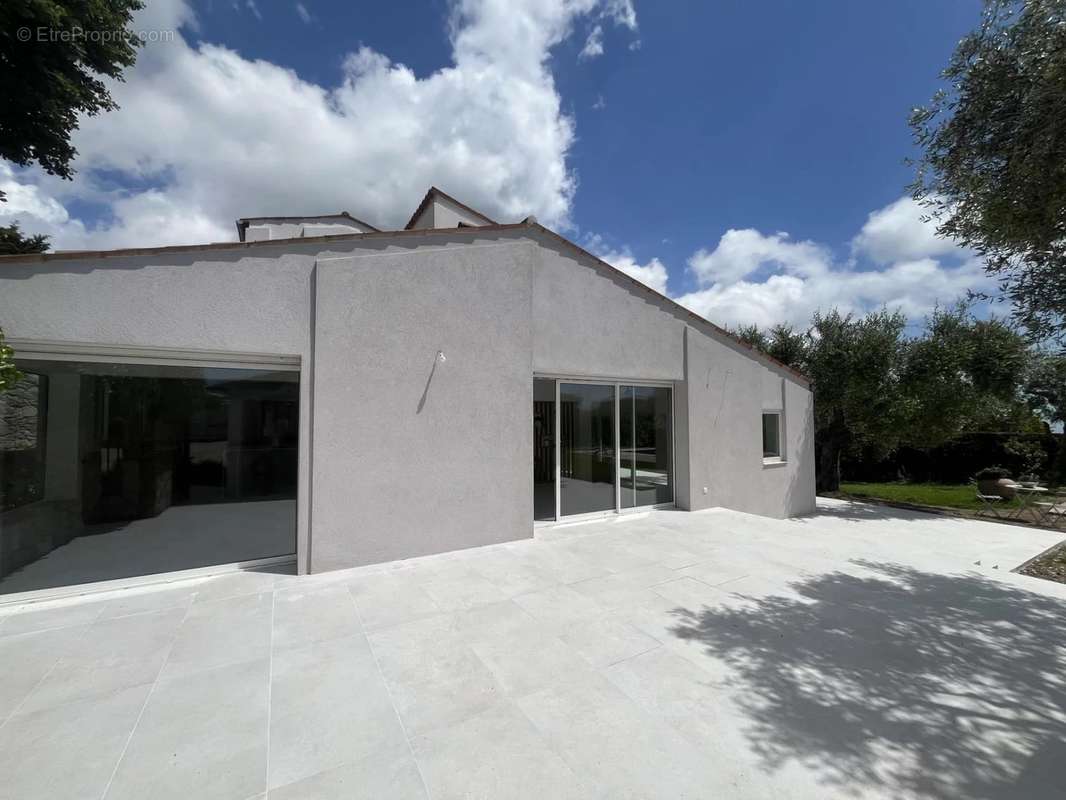 Maison à CHATEAUNEUF-GRASSE