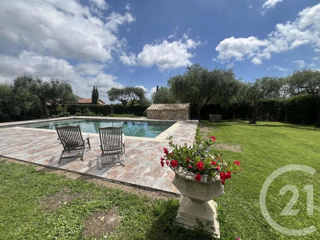 Maison à CHATEAUNEUF-GRASSE