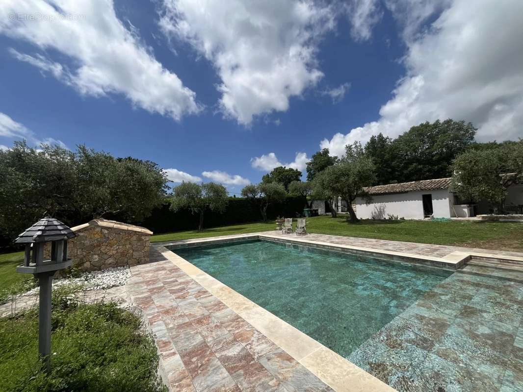 Maison à CHATEAUNEUF-GRASSE