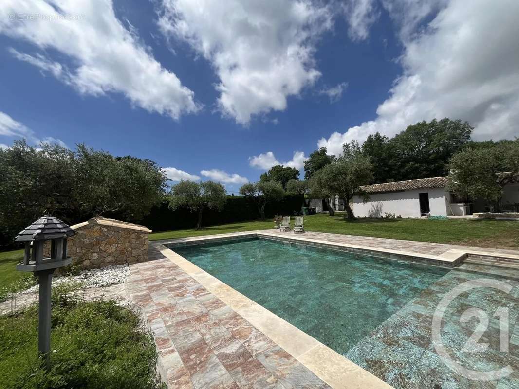 Maison à CHATEAUNEUF-GRASSE