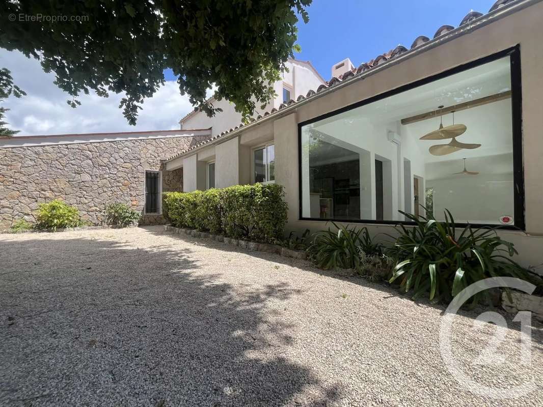 Maison à CHATEAUNEUF-GRASSE