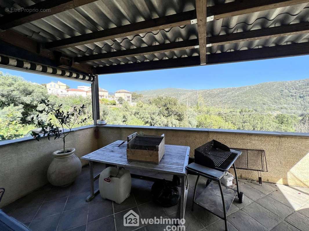 La terrasse offre une très jolie vue sur la montagne - Maison à LURI