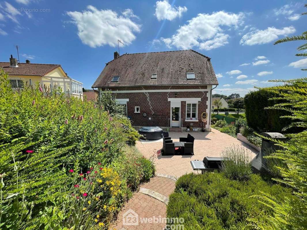 D&#039;une surface habitable de 160 m² érigée sur un terrain entièrement clos de 789 m² - Maison à ANIZY-LE-CHATEAU