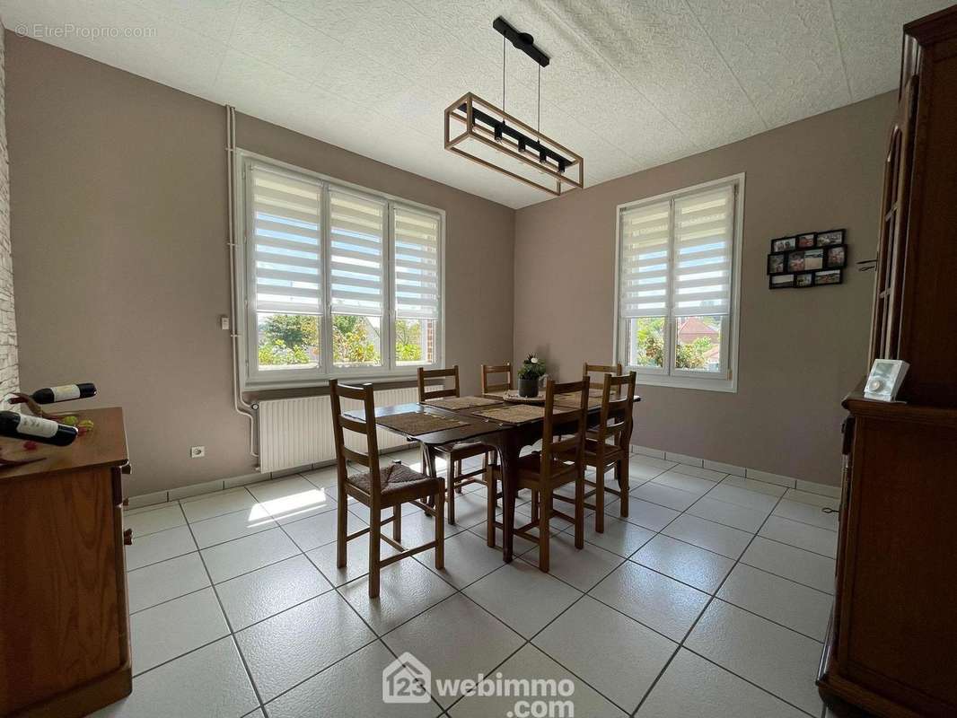 Une salle à manger spacieuse avec fenêtres double vitrage PVC - Maison à ANIZY-LE-CHATEAU