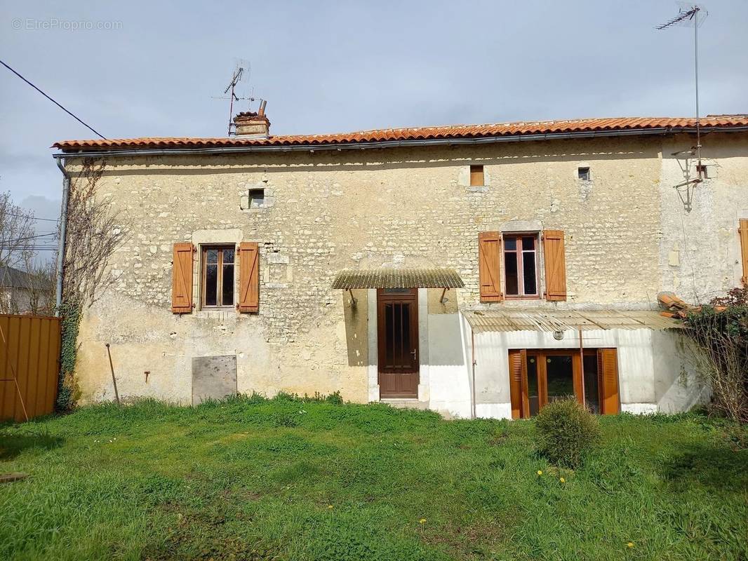 Maison à MARCILLAC-LANVILLE