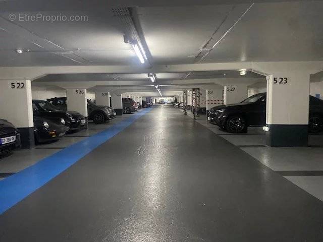 Parking à PARIS-16E