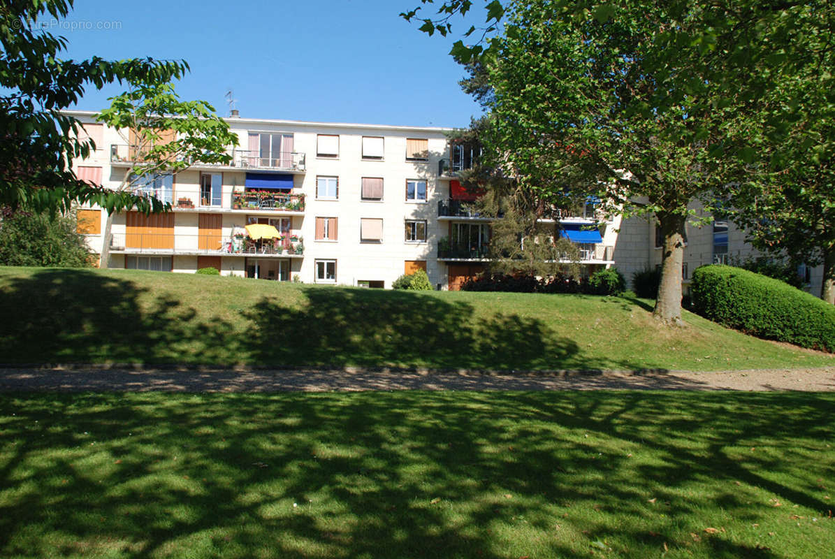 Appartement à NEAUPHLE-LE-CHATEAU