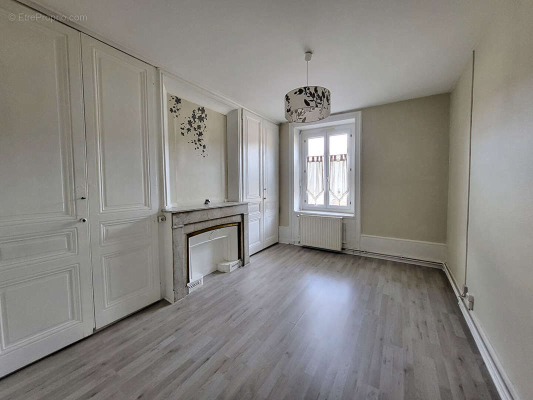 Appartement à NEUVILLE-SUR-SAONE