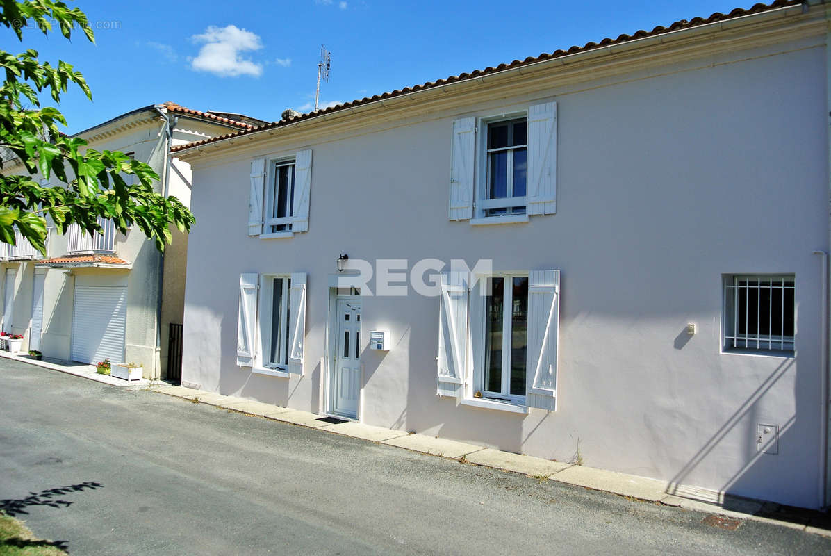 Maison à CHENAC-SAINT-SEURIN-D&#039;UZET