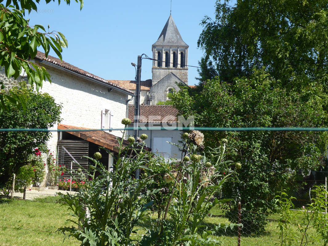 Maison à MONTMOREAU-SAINT-CYBARD