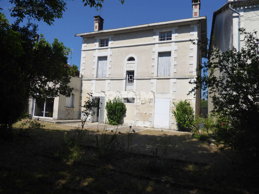 Maison à MONTMOREAU-SAINT-CYBARD