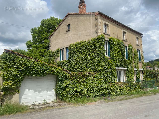 Maison à MARINGUES