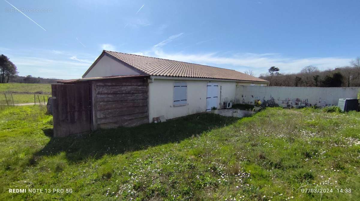 Maison à MONTENDRE